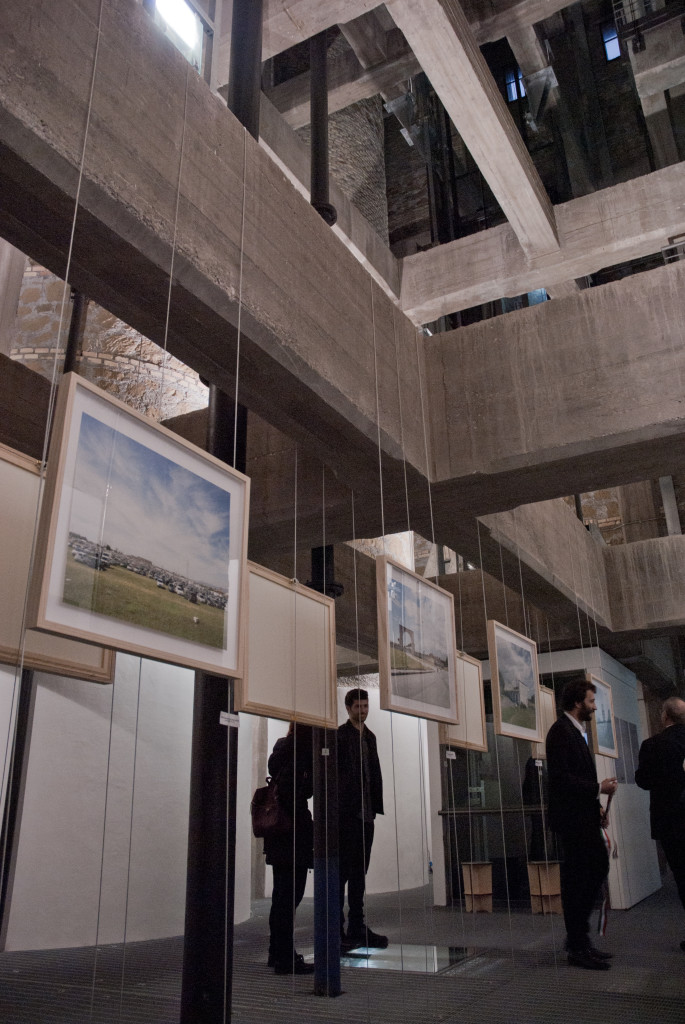 Primo ambiente della Ex Torre Idrica durante l'inaugurazione della mostra Metamorfosi e Metafisiche. Ben visibili le travi in cemento armato. Ph. IL MURO 