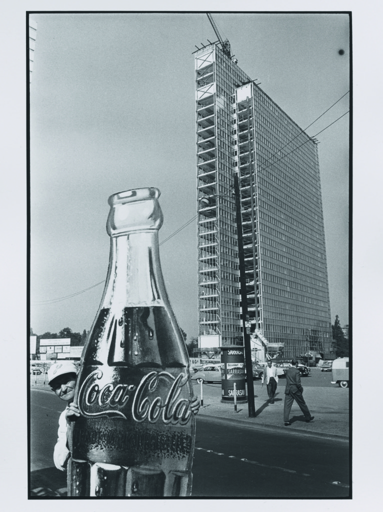 René Burri Costruzione di un edificio a più piani Düsseldorf 1959 Serie “Die Deutschen” © René Burri